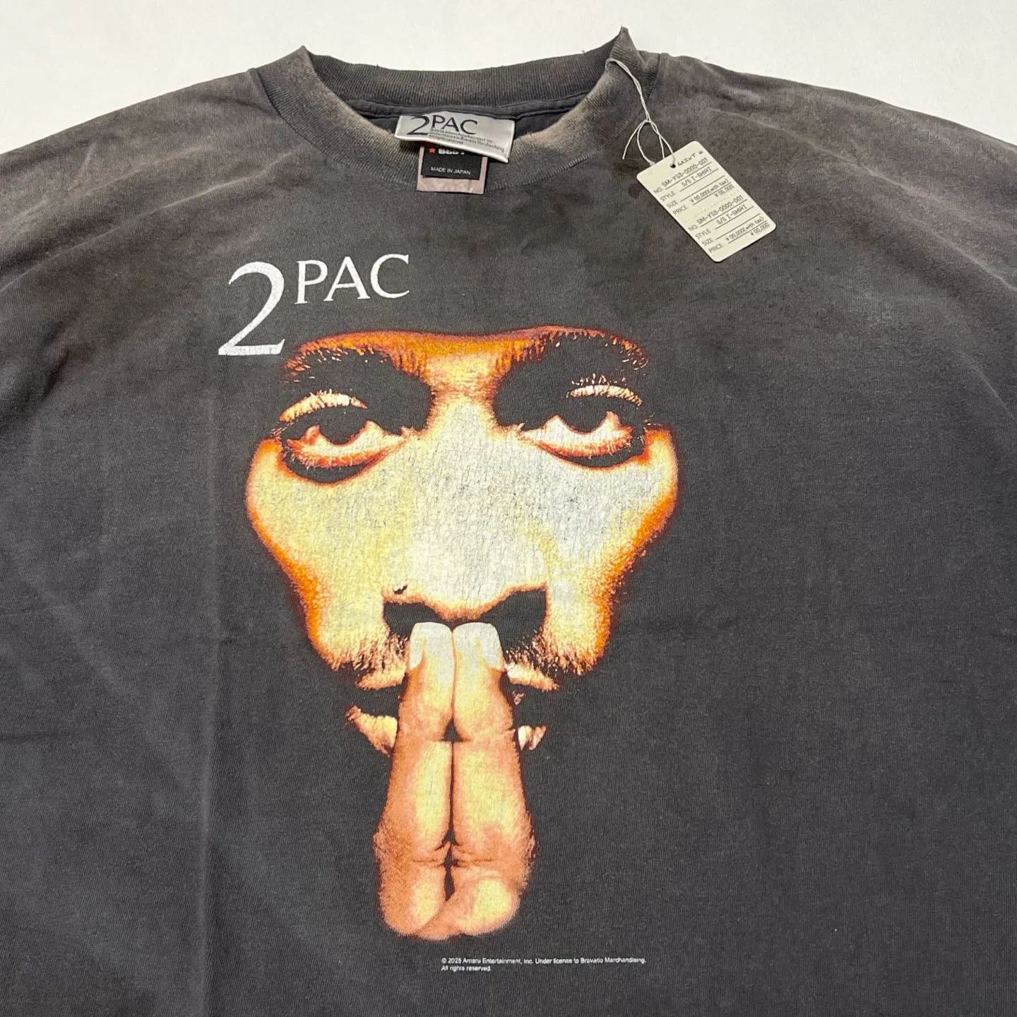 Details SAINT Mxxxxxx × 2PAC 2PC_SS TEE/2PAC/BLK 2PAC co-branded model 2PAC character TEE washed black S-XL A blockbuster co-branded project by the legendary hip-hop artist 2PAC The printing part refers to the iconic graphics on the cover of 2PAC's albums "R U Still Down" and "Shakur" The entire garment is rewashed and distressed/hole-printed The ceiling of New Vintage is a must-have